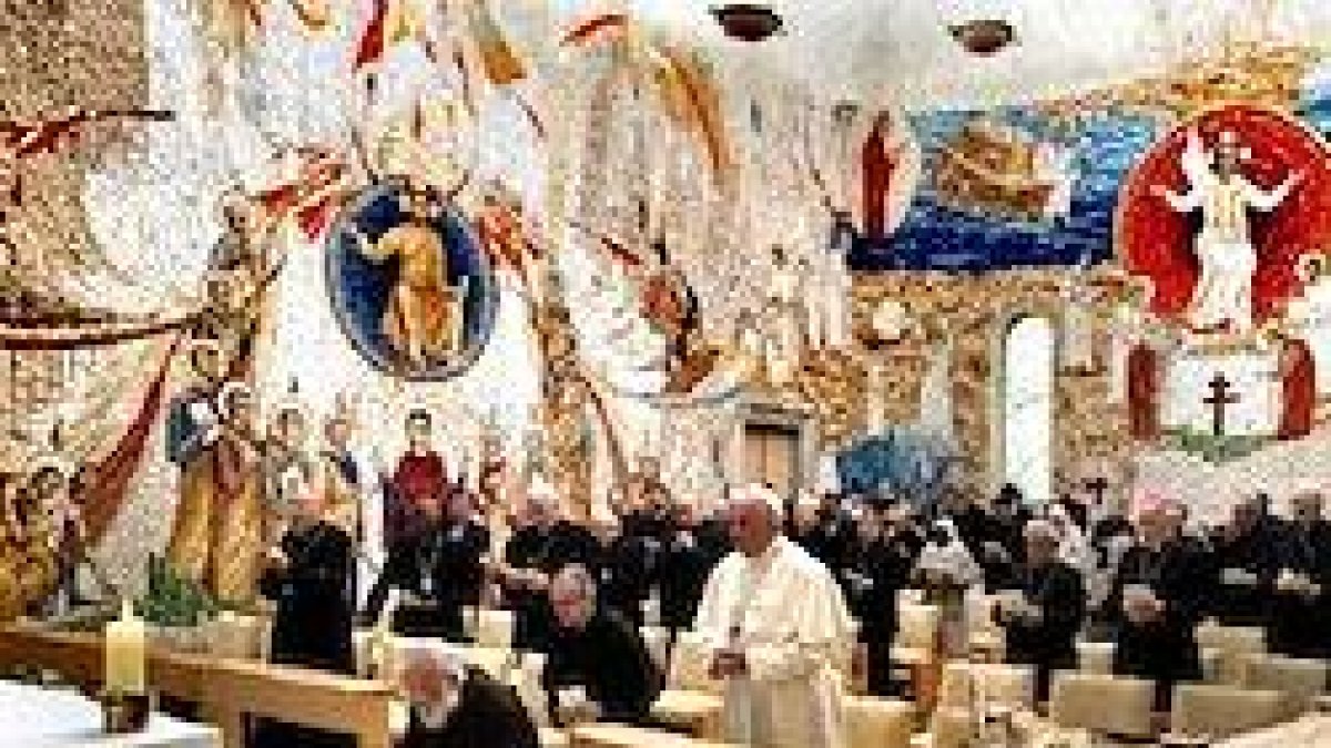 Genuflexión del padre Cantalamessa al entrar en la capilla Mater Redemptoris, un gesto de adoración, actitud objeto de su cuarta meditación de Cuaresma.