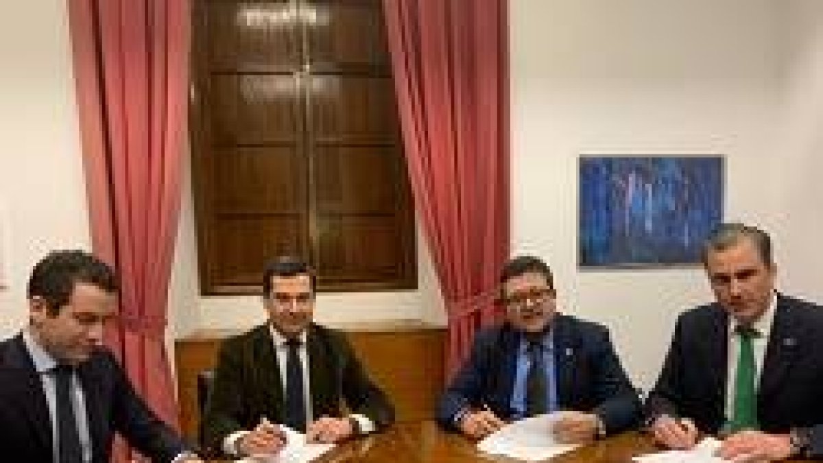 El acuerdo fue firmado por Moreno Bonilla y García Egea por el PP y Ortega Smith y Serrano por parte de Vox