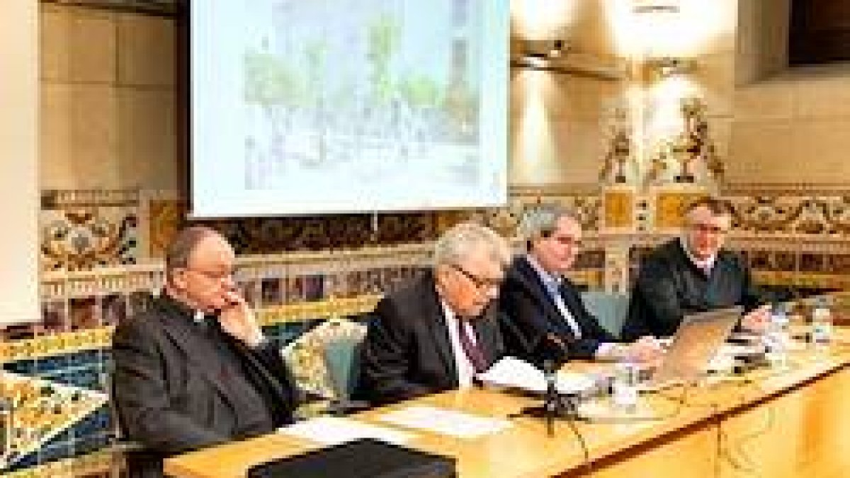 De izquierda a derecha en la foto: Joan Galtès, Josep Maria Genescà, Miquel Termens y Sergi Deltor, intervinientes en el acto de presentación de la digitalización del archivo de la Casa de Misericordia de Barcelona.