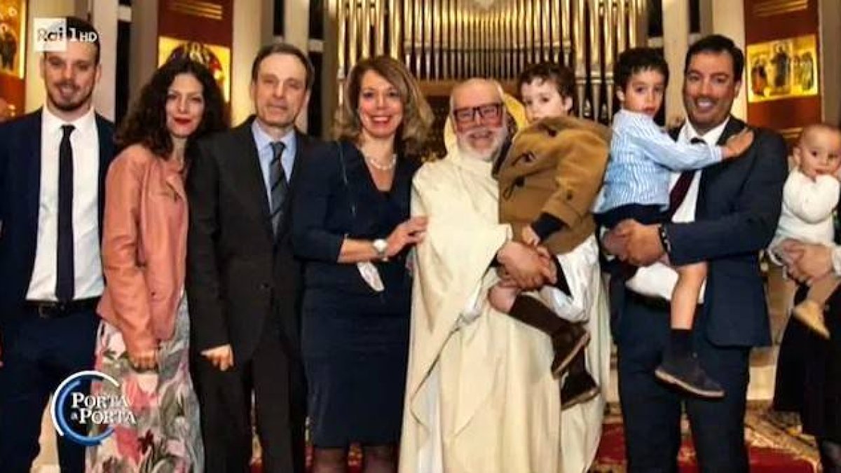 Don Nicola, con su familia, en el día de su primera misa.