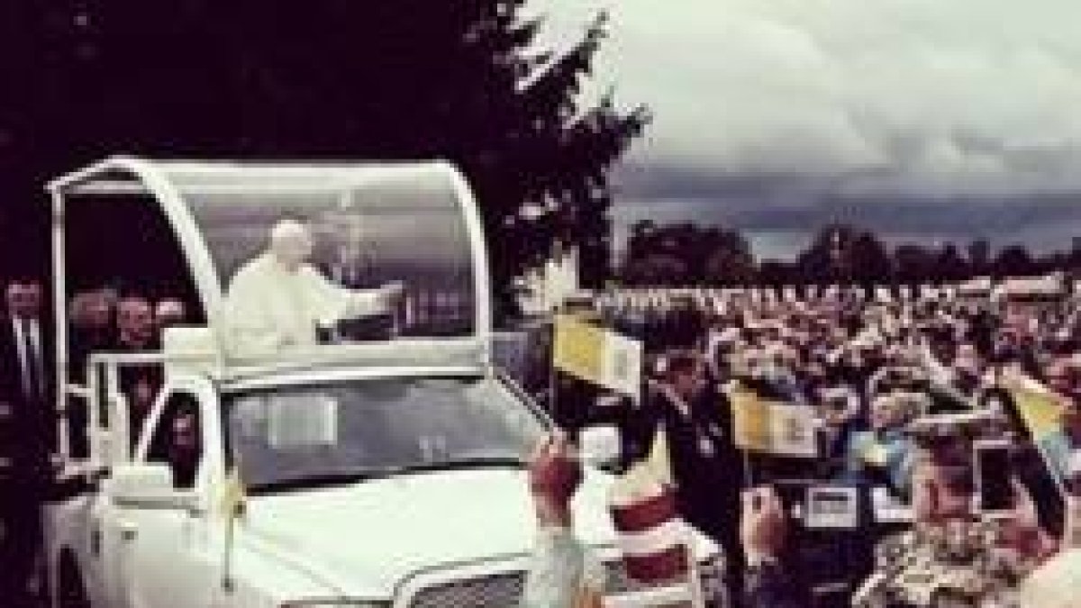 El Papa a su llegada a Aglona, para una misa con frío y lluvia en la explanada del santuario mariano