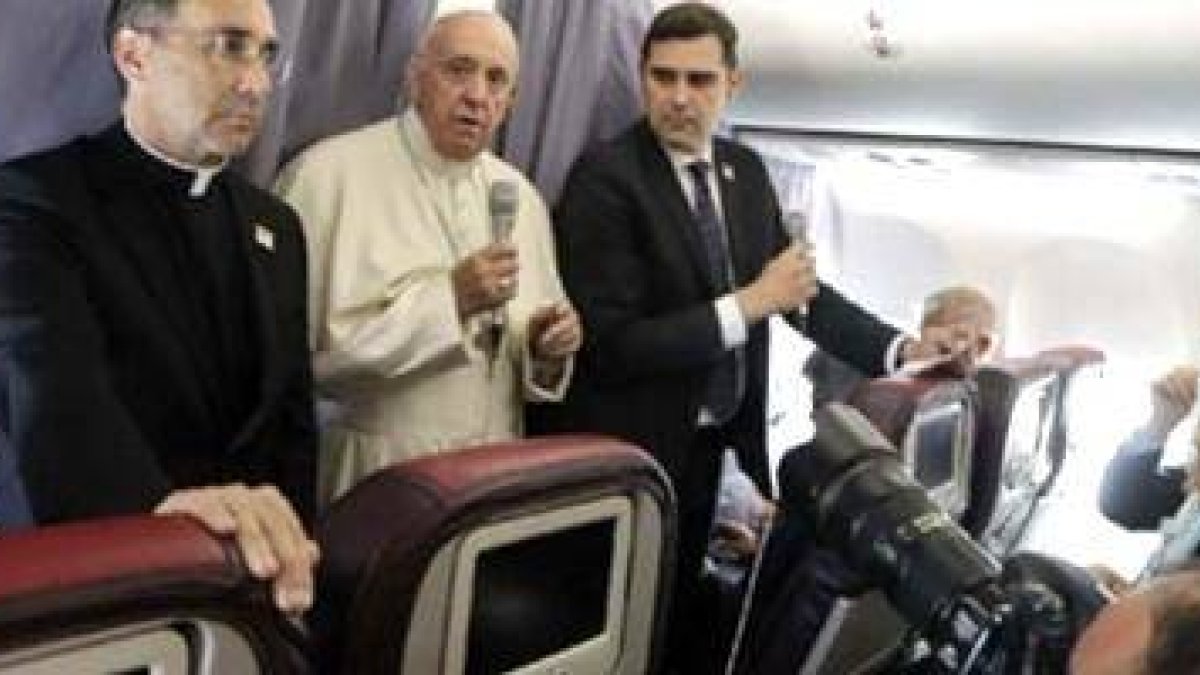 El Papa Francisco en el avión de vuelta desde Rumanía anima a los periodistas a orar por Europa y explica su visión del ecumenismo