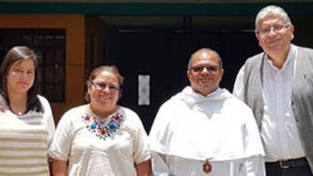 El sacerdote mercedario Dionisio Báez con algunos de sus colaboradores más cercanos
