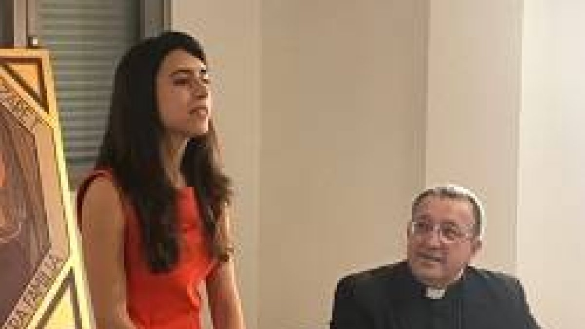 Laura Ramírez, junto al obispo de Getafe, durante la entrega del Premio Lolo