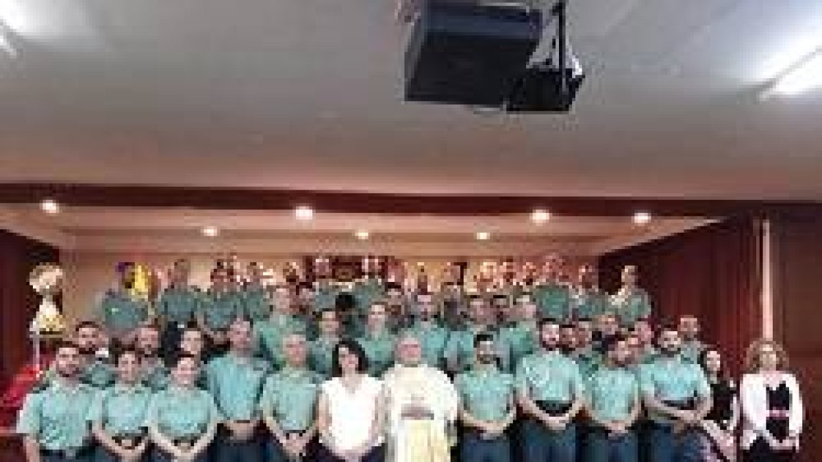53 futuros guardias y tres familiares recibieron el sacramento de la confirmación