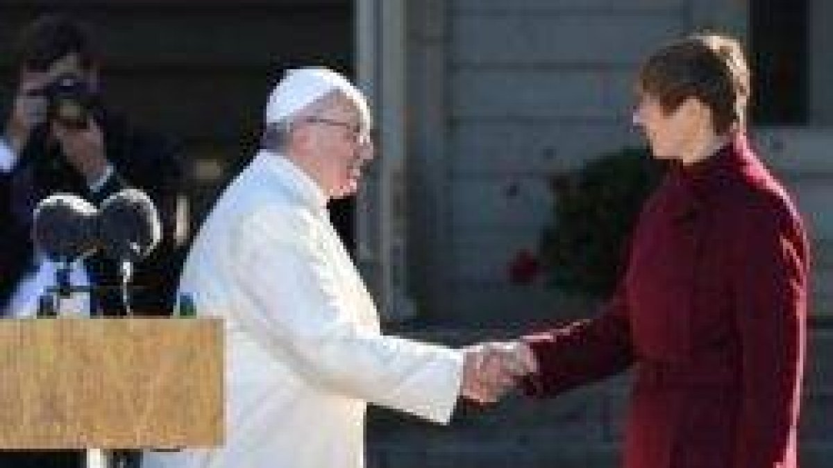 La presidenta de Estonia recibe al Papa Francisco... solo hay unos 6.000 católicos en el país, la mitad extranjeros