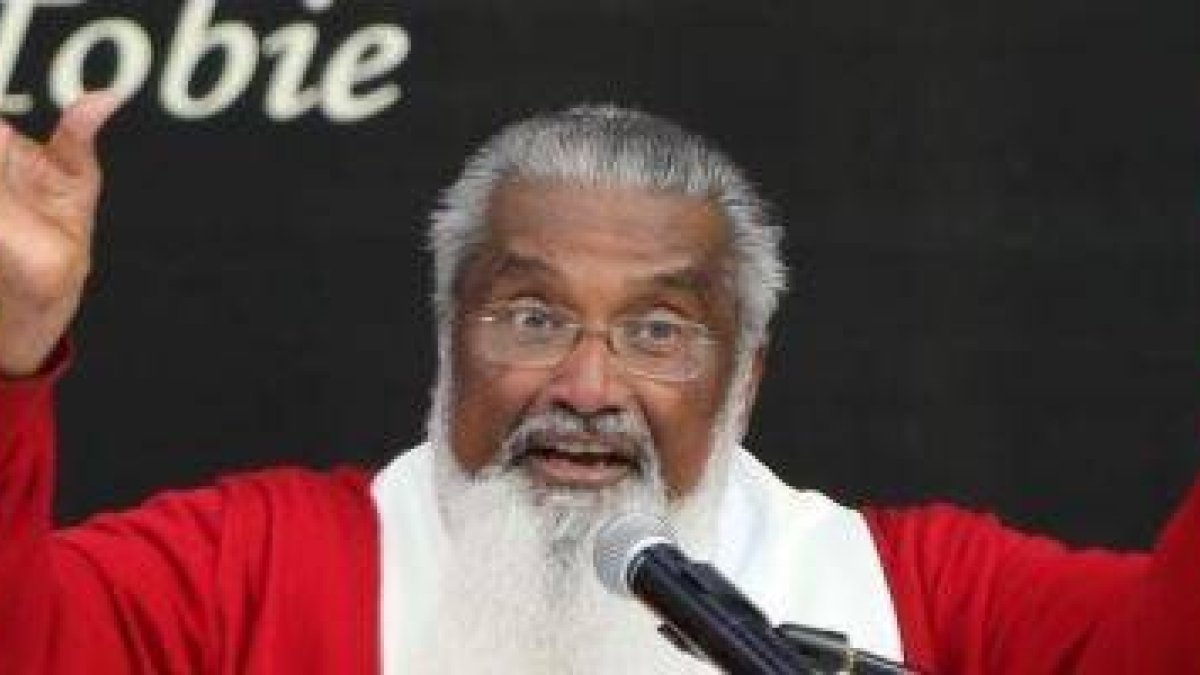 El padre James Manjackal es muy vehemente en su crítica a todo lo que es Nueva Era, yoga, reiki y orientalismos