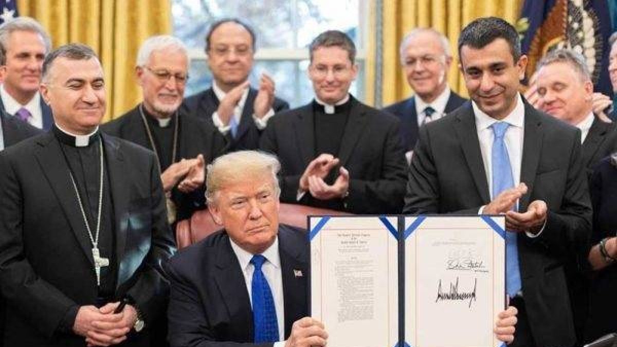 Trump estuvo acompañado en la firma por obispos de Irak y otros líderes religiosos y políticos
