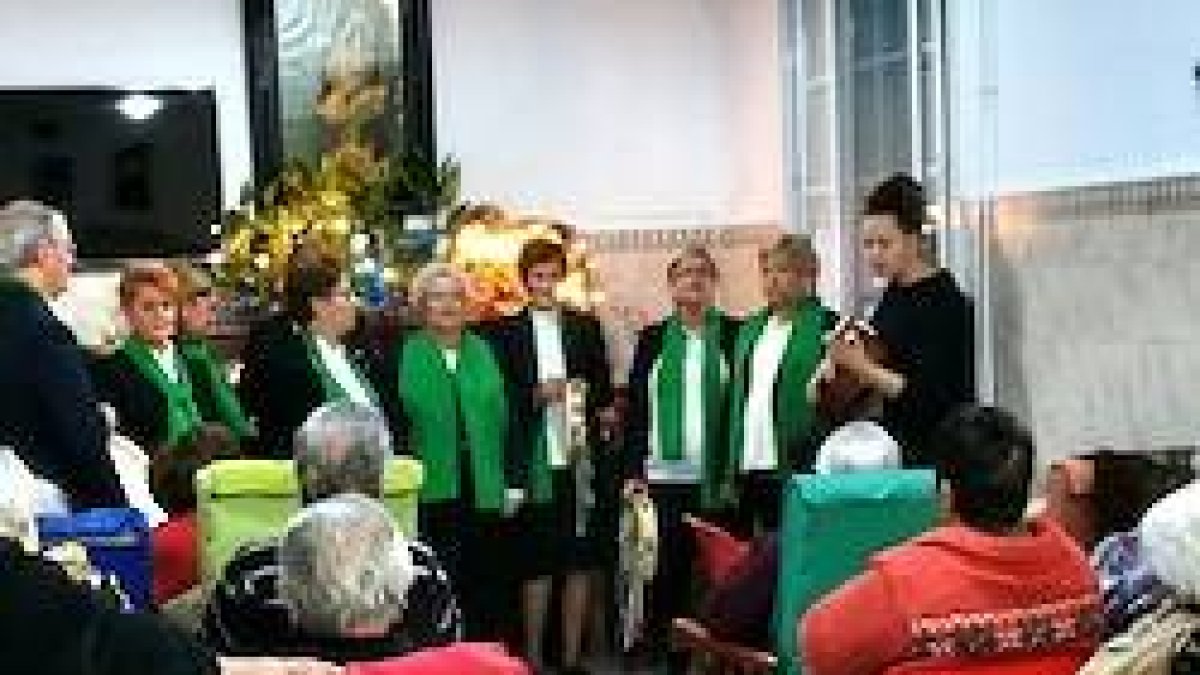 El Coro del Hogar canta para las ancianas acogidas por la Obra de Jesús Nazareno en Nerva durante las pasadas navidades.