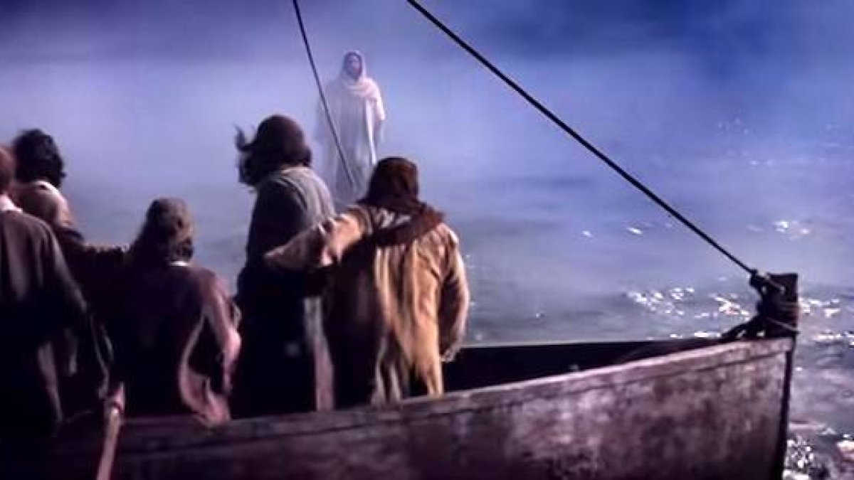 Jesús es el Dueño de la barca de la Iglesia y es Él quien la guía en medio de la tormenta y quien también las hace amainar.