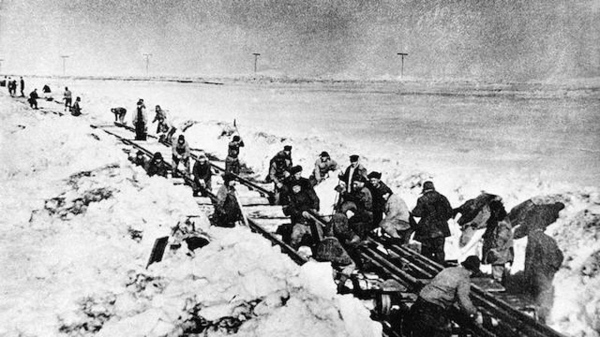 Construcción por los presos de una línea de ferrocarril en la región ártica. Es una foto tomada por presos, rescatadas por el periodista polaco Thomas Kizny para su libro «Gulag». Foto: El País, 9 de julio de 2012.