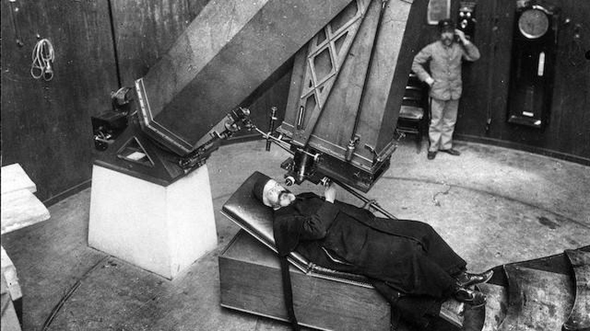 Un sacerdote, en el telescopio del Observatorio Vaticano, en 1900.