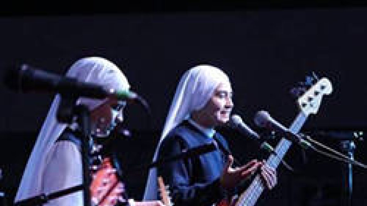 Las siervas, en un concierto