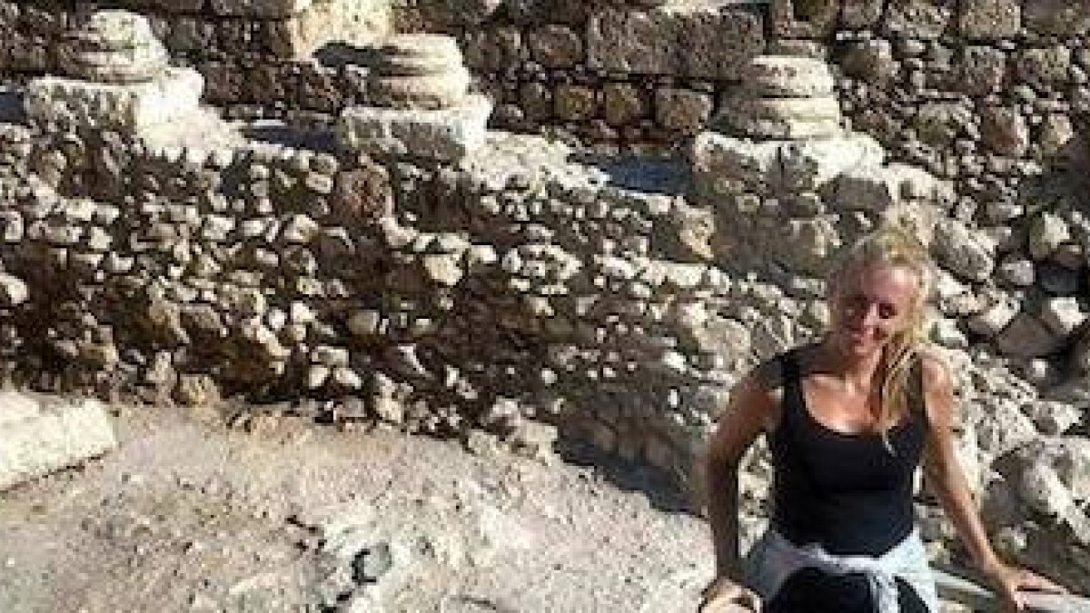 Cayetana Johnson, en una de las excavaciones en las que trabaja. Foto: Alfa y Omega.