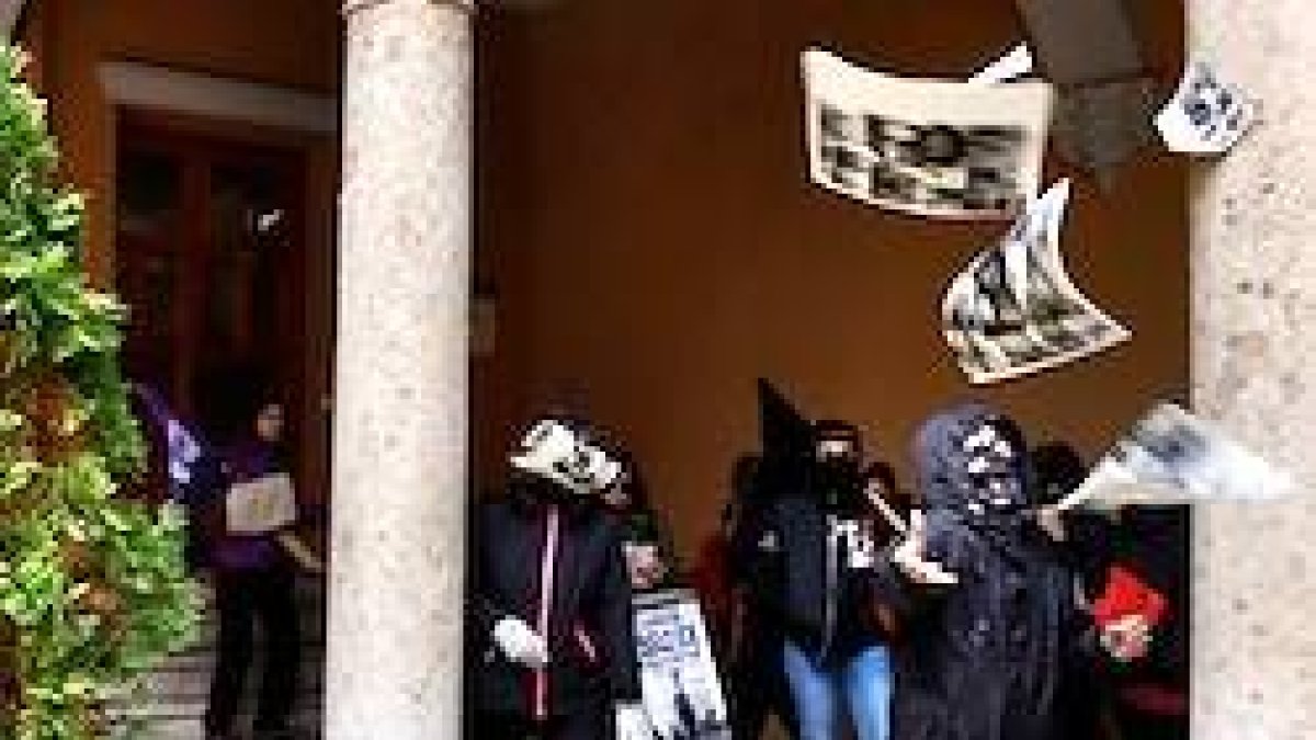 Durante unos minutos, feministas encapuchadas profirieron insultos contra la Iglesia interrumpiendo una cto en el arzobispado de Valladolid. Foto: Ical.