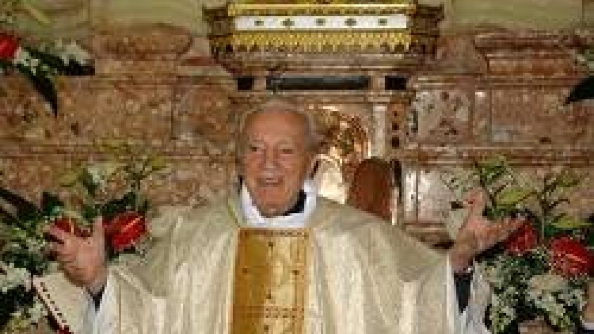 Este sacerdote acaba de cumplir 100 años y ha podido recibir los siete sacramentos