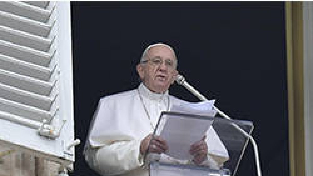 El Papa pide en el Ángelus «mantener vivo el recuerdo del bautismo», «raíz de nuestra vida en Dios»