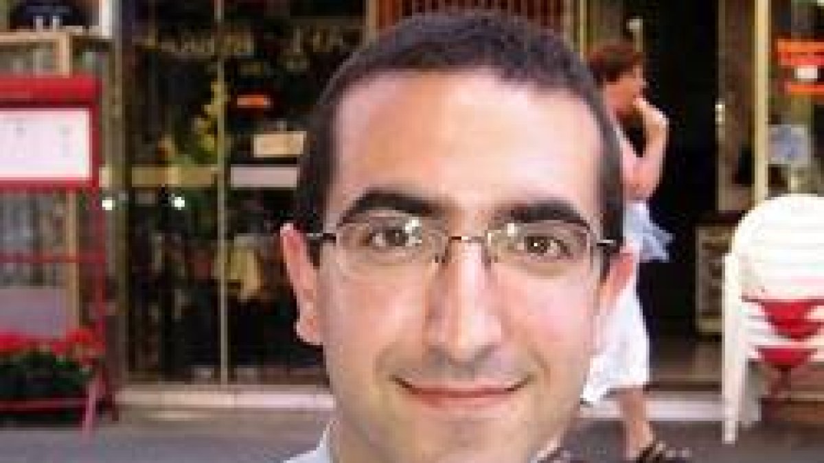 Luis Santamaría es un sacerdote español especializado en grupos sectarios
