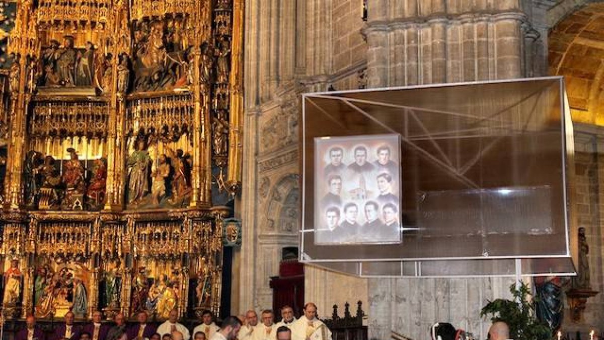 Ante el imponente retablo de la catedral de Oviedo, las reliquias de los mártires y su imagen.