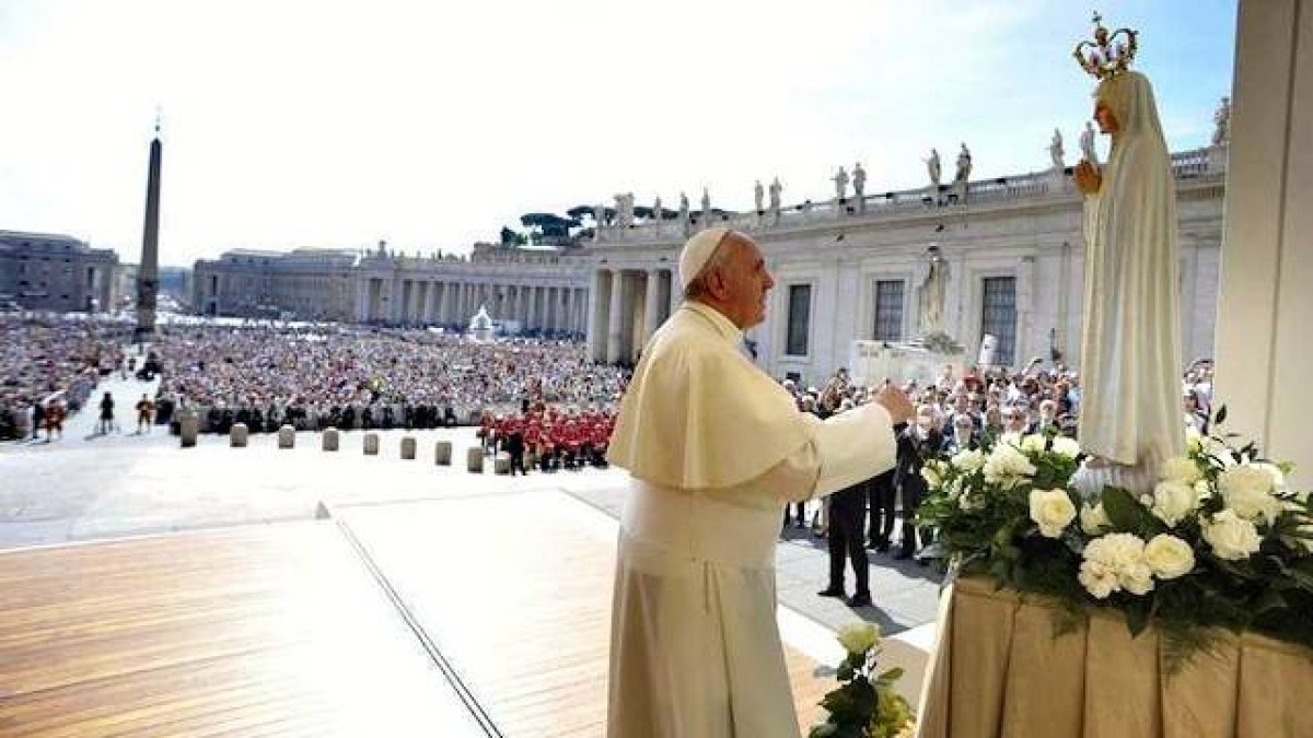 El Papa deja constantes muestras de su amor a la Virgen, también para mostrar el camino de los cristianos.