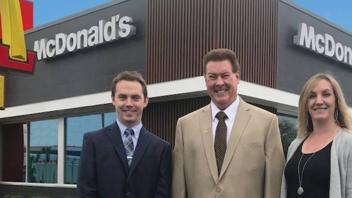 Los actuales Groen, el hijo y dos nietos de Lou: Erica dirige 10 restaurantes, su padre 5 y su hermano 8.