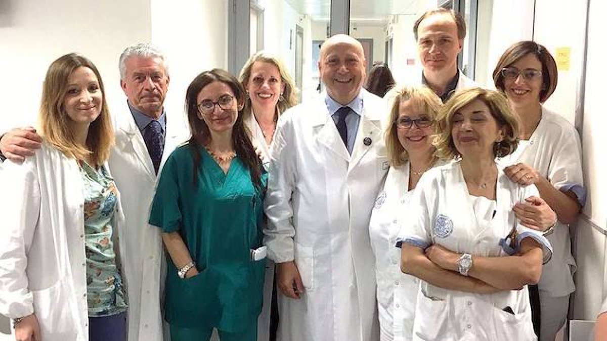El doctor Giuseppe Noia, en el centro, rodeado de su equipo en la unidad perinatal del Policlínico Gemelli de Roma. Muchas circunstancias fetales que parecen insuperables durante el embarazo, explica, pueden curarse o paliarse antes y después del parto.