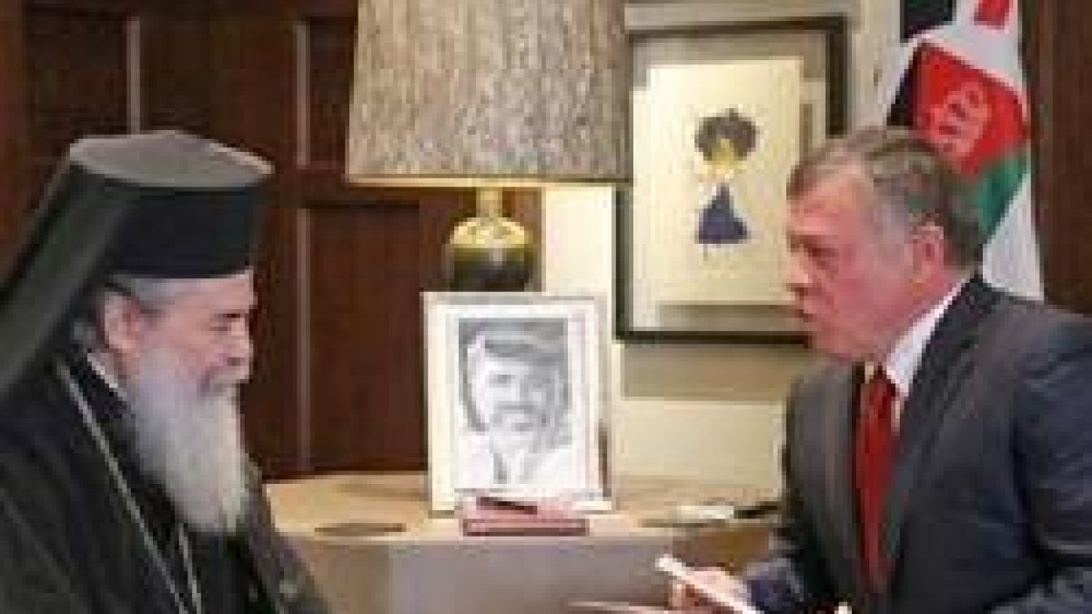 El rey de Jordania conversa con el patriarca ortodoxo griego de Jerusalén