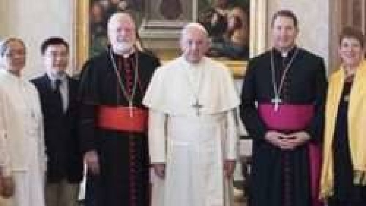 El Papa Francisco posa con miembros de la Pontificia Comisión para la Protección de Menores, con miembros de todo el mundo