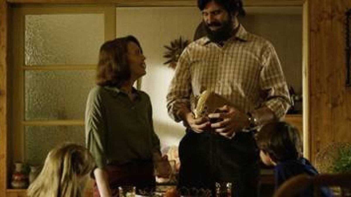 En Contemplación el espectador, como el protagonista, no puede ver los rostros de los niños, los espacios que les rodean... vemos retazos que nos producen hambre de más...