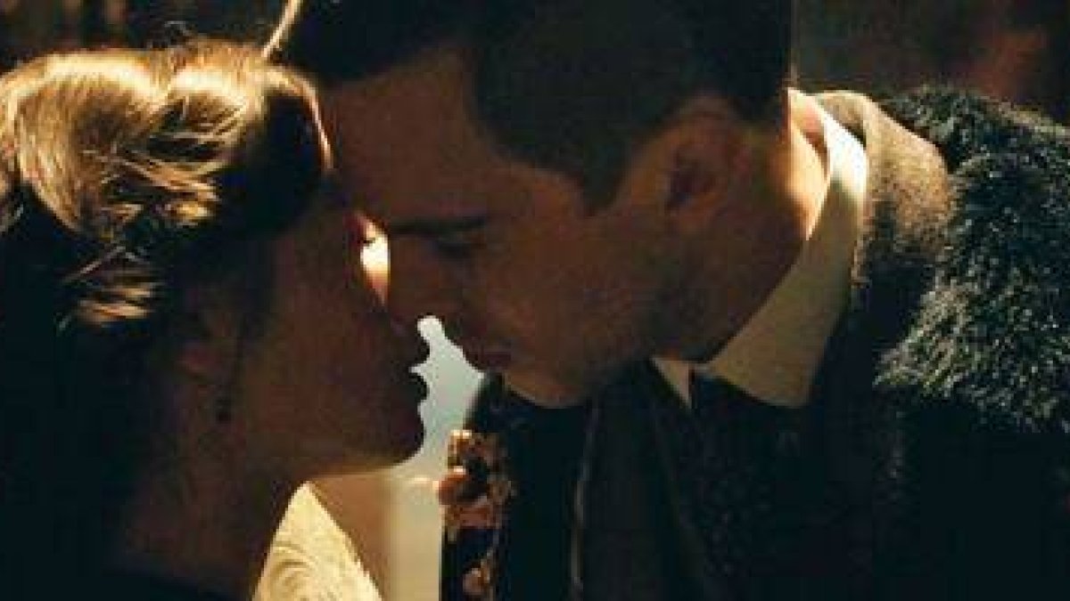 Tolkien y Edith viven una historia de amor hermosa y delicada, y con complicaciones por su pobreza , por la guerra y otras diferencias