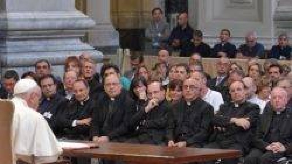 El Papa se ha dirigido a clérigos de la Rota y tribunales canónicos animando a fomentar el acompañamiento matrimonial
