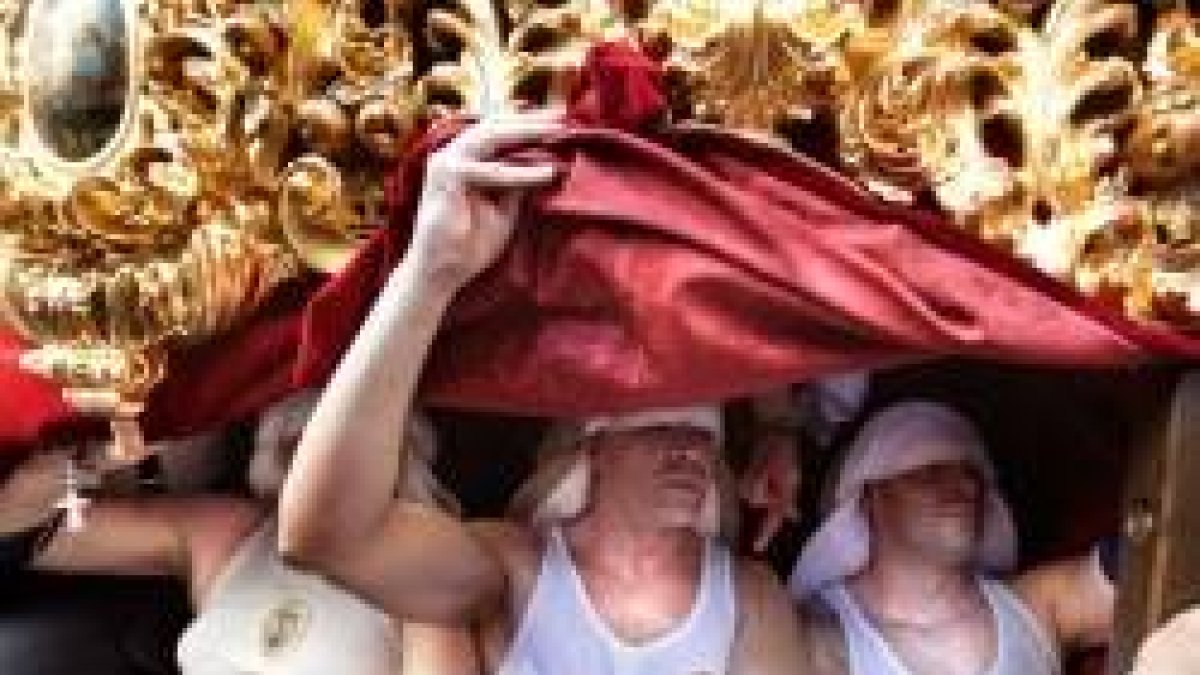 Costaleros en Sevilla... algunas cofradías o hermandades expresas su apoyo a los cristianos perseguidos con levantás adicionales, y hay otros muchos gestos