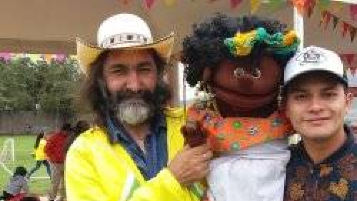 El misionero José Antonio Maeso, con su barba y su colaboradora de trapo, Pazita... en Nación de Paz previenen conflictos y desmantelan la violencia juvenil