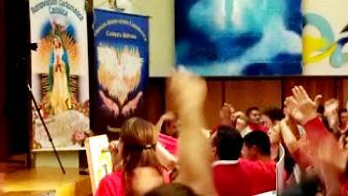 Alabanza, adoración, libertad en la oración con el cuerpo, música, alegría, invocación del Espíritu Santo... las señas de la oración carismática