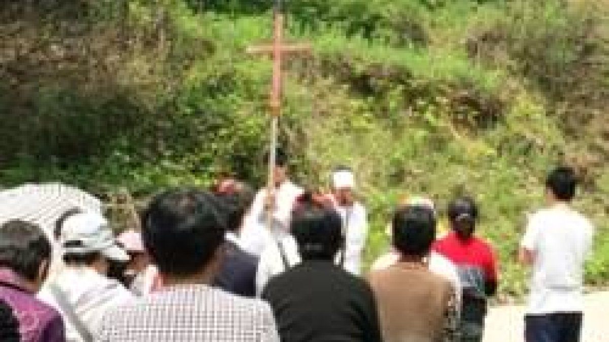 Devotos del lugar en una peregrinación tranquila al santuario