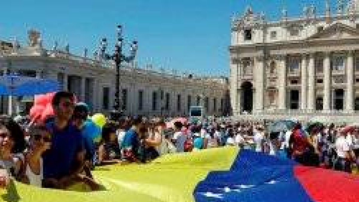 Imagen de archivo de unos peregrinos venezolanos de celebración en el Vaticano