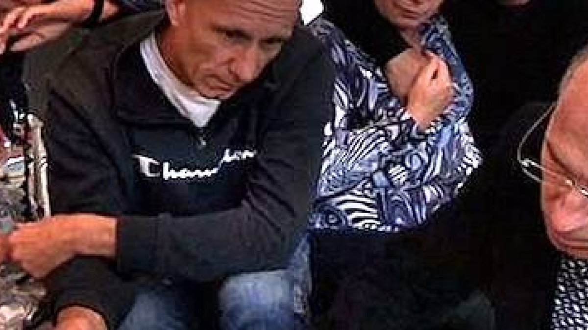 Momento en el que un médico le pone la inyección letal a Annie para rematarla. Aún no había desarrollado el Alzheimer que le diagnosticaron, pero quiso morir antes de eso.