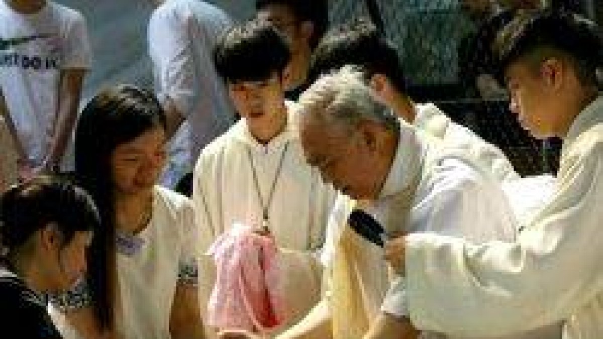 Cada año unos 3.000 adultos se bautizan en Hong Kong... suelen ser jóvenes que luego forman sus familias cristianas con hijos