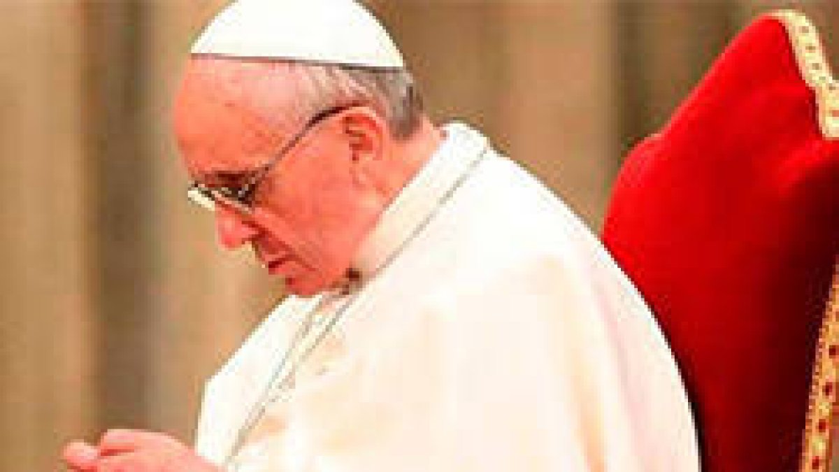 El Papa Francisco rezando el Rosario