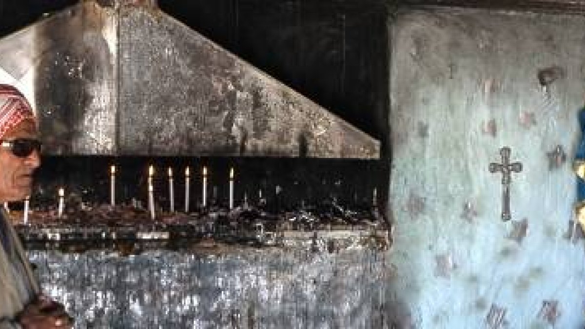 En la iglesia católica caldea de Ith Alaha en Dohuk, zona bajo control kurdo, un fiel se encomienda a la Virgen - foto de 2017 de Pascal Maguesyan