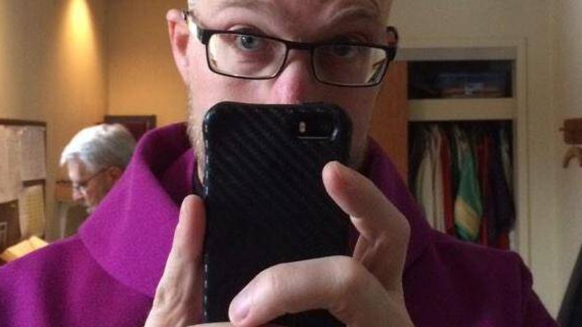 El sacerdote de la foto -que no tiene por qué ser narcisista- se hace un selfie en Miércoles de Ceniza... involuntariamente, queda el simbolismo de una imagen propia ampliada
