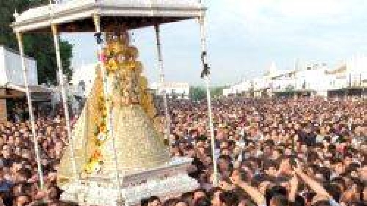 La Virgen del Rocío siempre atrae multitudes, pero este año, al ser Año Jubilar con indulgencias, pueden ser aún más