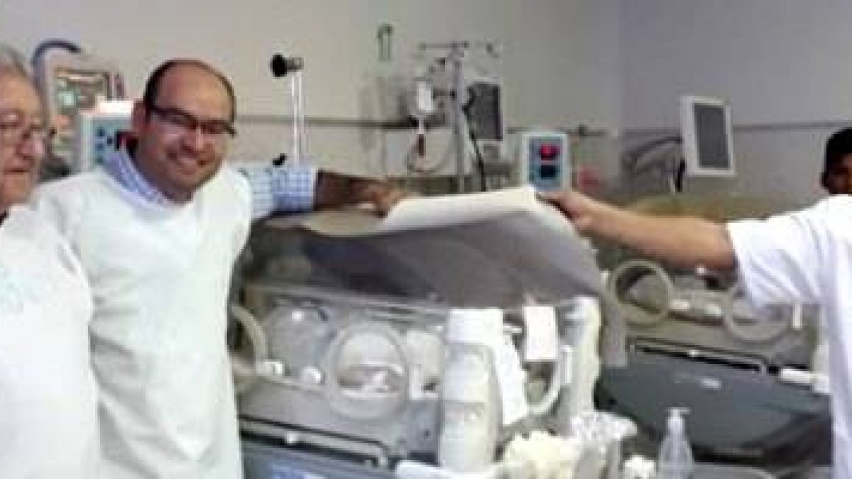 Erwin Bazán, y el padre Jordá con la pequeñísima Victoria, que ha sobrevivido a una injusta e inmoral expulsión provocada