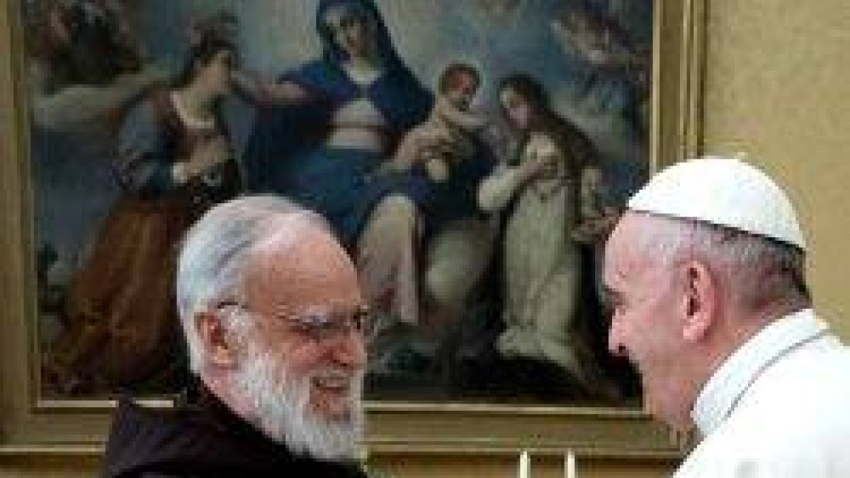 El Padre Raniero Cantalamessa con el Papa Francisco - Cantalamessa es ahora asesor eclesiástico del nuevo organismo Charis