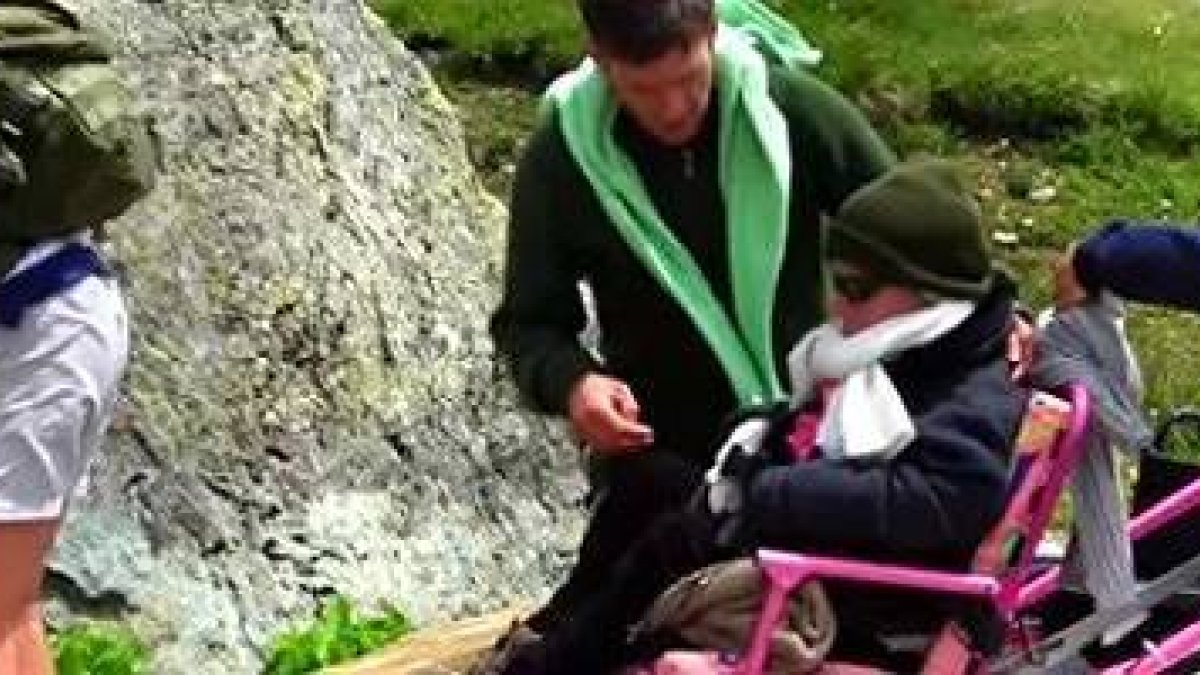 Marie aporta su alegría y su testimonio a las peregrinaciones: es ayudada, pero así también ayuda.