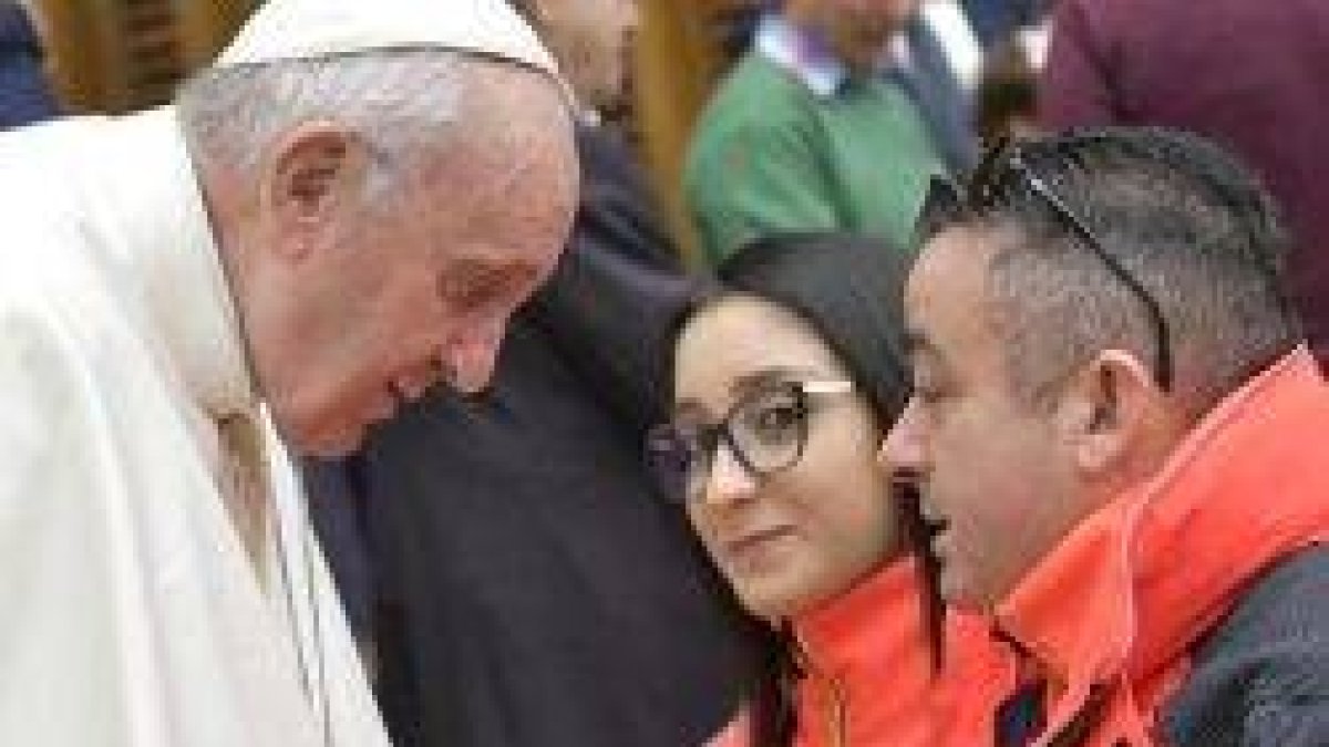El Papa aprovecha las audiencias públicas de los miércoles para saludar de cerca a grupos de peregrinos