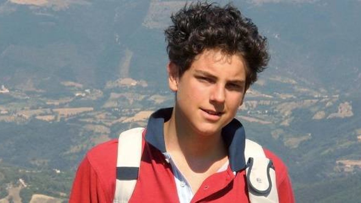 Carlo Acutis nació en 1991 y murió en 2006 debido a una leucemia, pero en sus 15 años de vida y sobre todo después de muerto no ha parado de hacer el bien