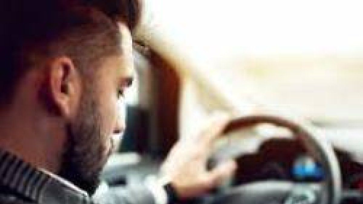 Conducir con un móvil es peligrosísimo e ilegal... el móvil distrae en el coche... y en la iglesia