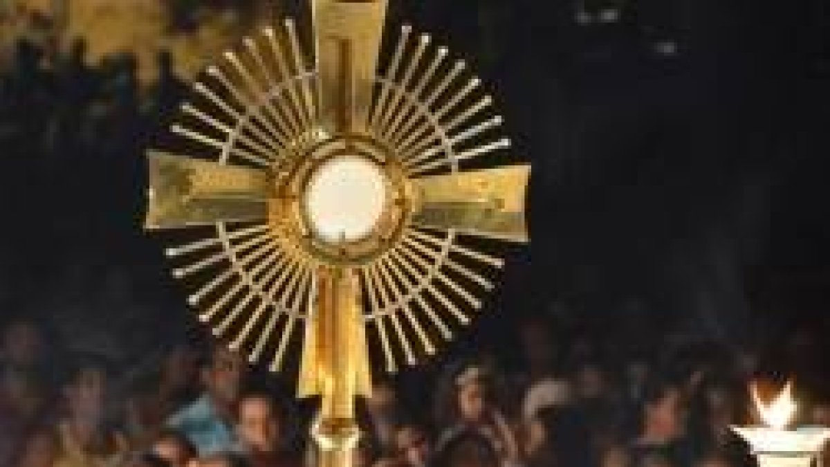 La adoración eucarística es un rato de amor, oración y devoción... que encaja muy bien con San Valentín y el amor verdadero