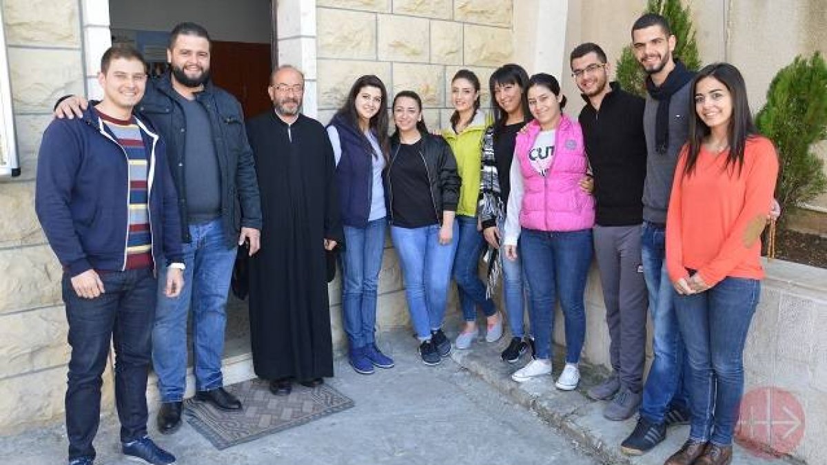 Estos jóvenes cristianos colaboran de manera voluntaria para ayudar a las familias cristianas a volver a sus casas / ACN